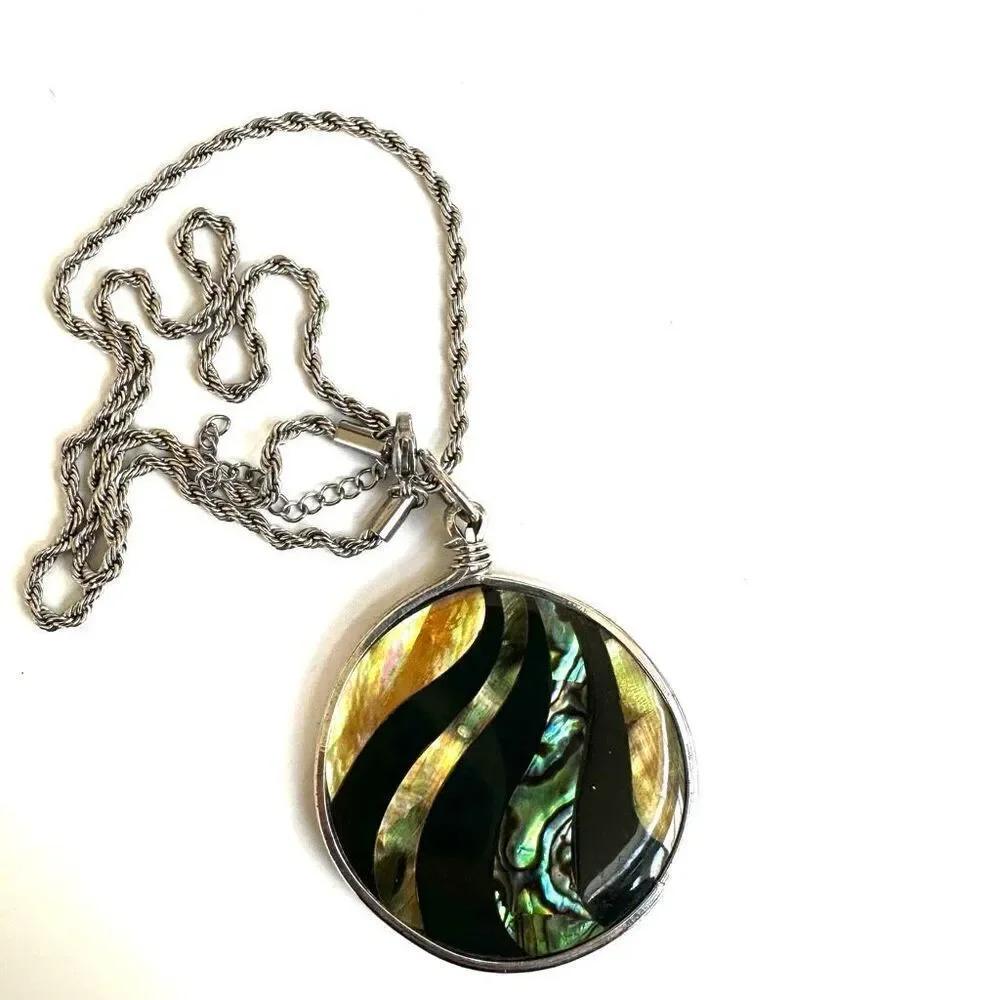 Round abalone pendant necklace